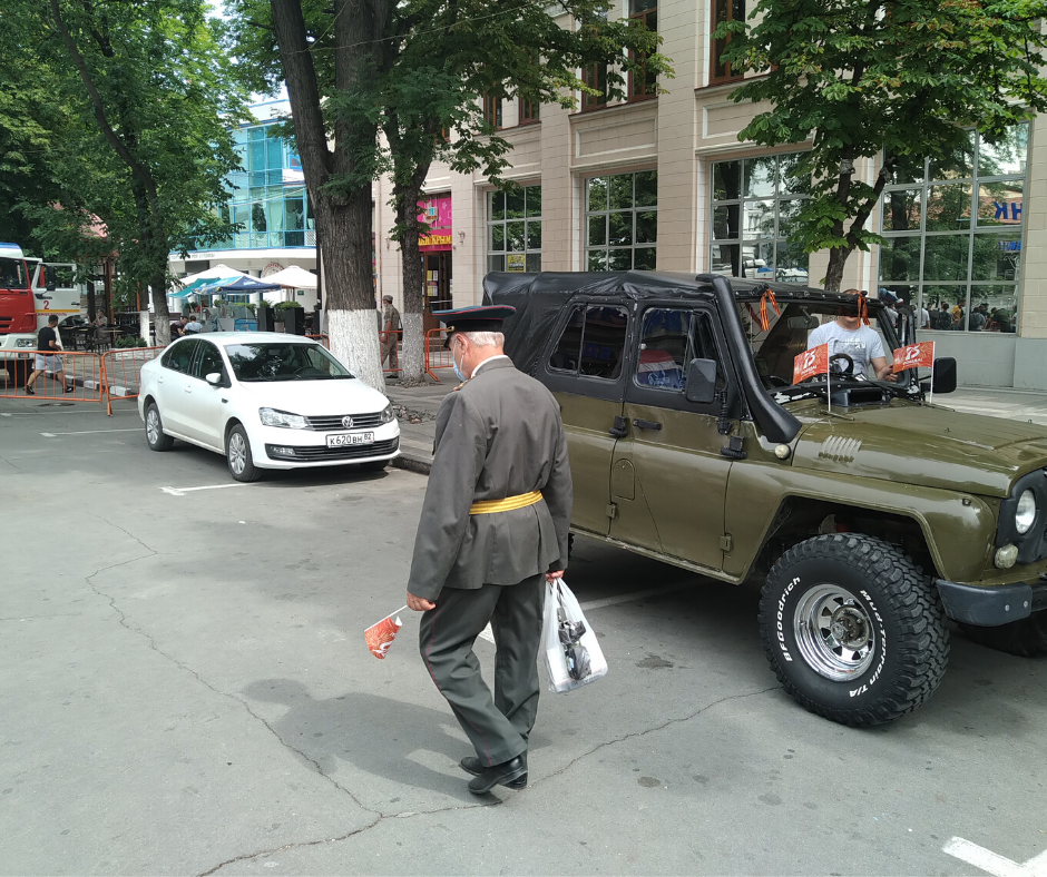 Некоторые ветераны или похожие на ветеранов участники уходят с парада не дождавшись включения трансляции из Москвы и выступления ВВП